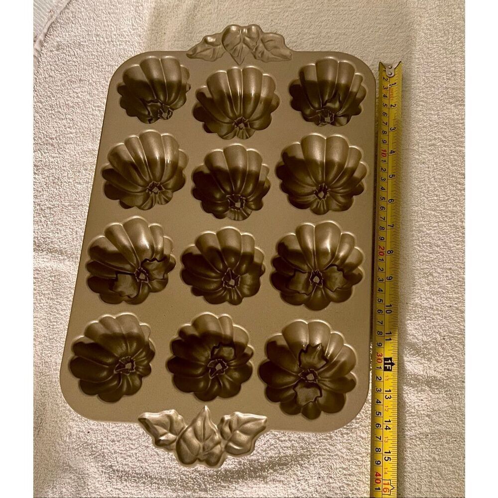Nordic Ware Williams Sonoma Pumpkin Patch Mini Bundt Pan Muffin Cake Pan - Picture 9 of 10